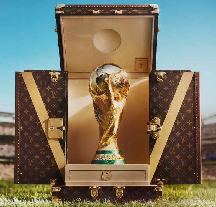 baú louis vuitton com a taça da copa do mundo 2026.