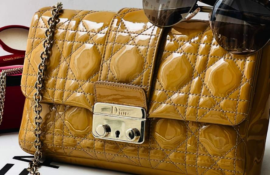 Bolsa Dior de couro e verniz na Super Sale dos Pais.
