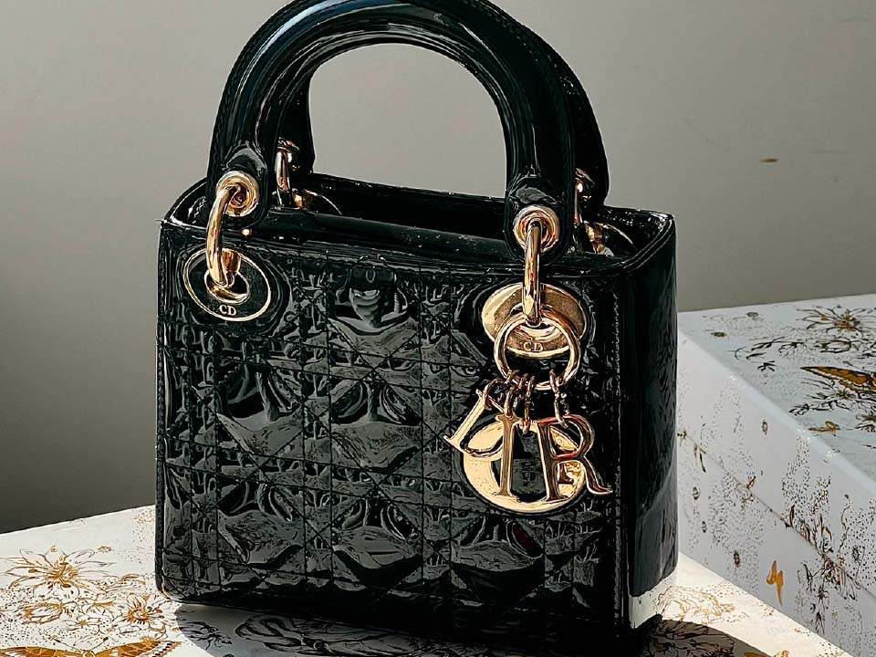 bolsa lady dior de couro e verniz.