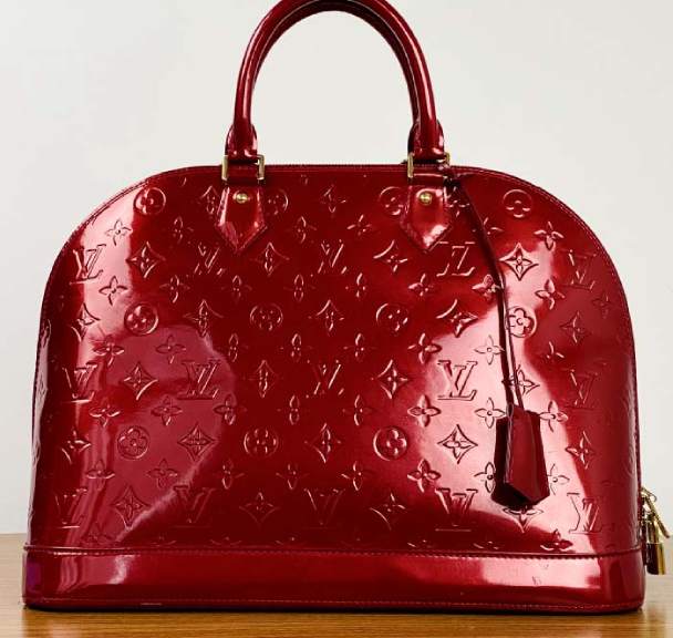 bolsa louis vuitton alma de couro envernizado.