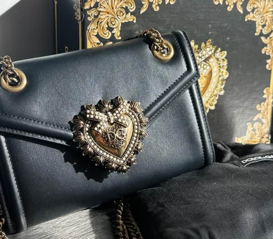 bolsa dolce & gabbana devotion pequena em couro preto seminova com caixa original e dust bag.