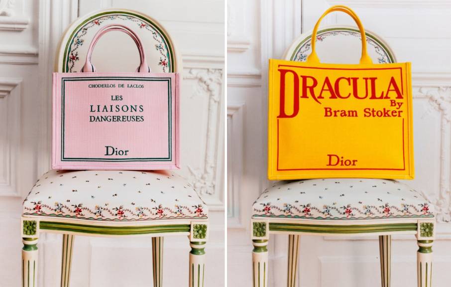 bolsas dior com capas de livro: les Liaisons Dangereuses e Dracula by Bram Stoker.