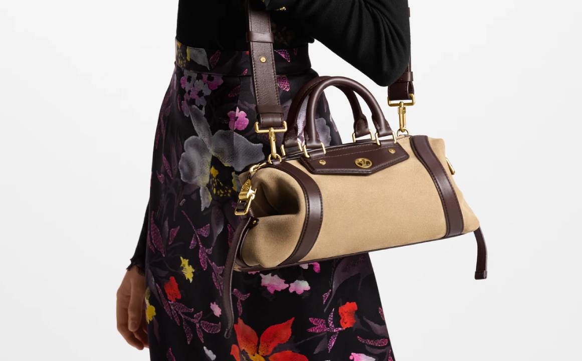 modelo carregando bolsa louis vuitton biker com alça longa tiracolo.