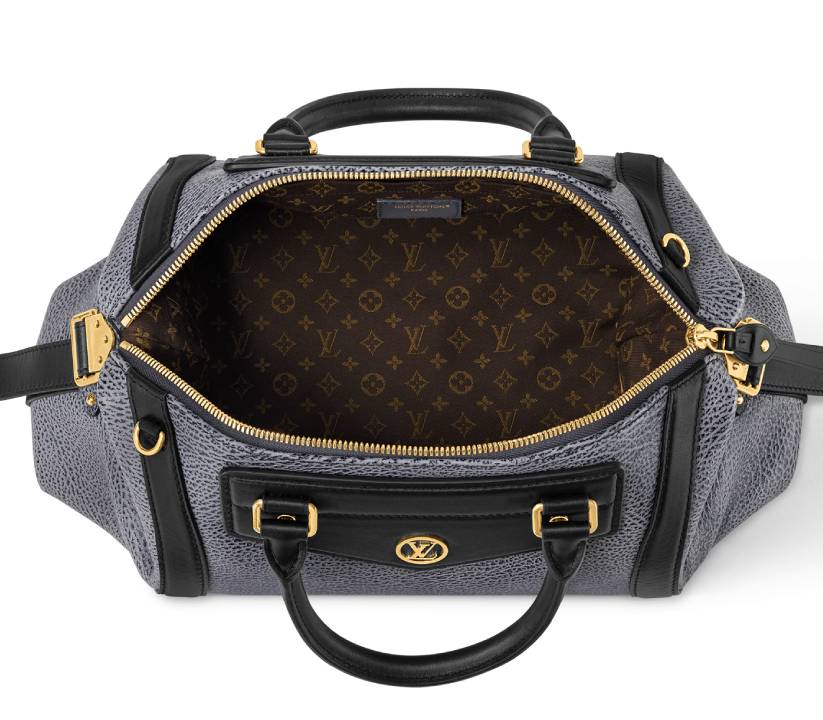 Detalhe do fotto e do couro de uma bolsa louis vuitton biker autentica.