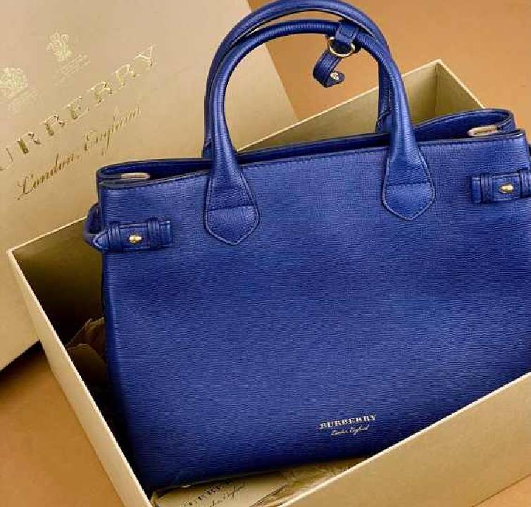 FOto bolsa burberry banner segunda mão dentro de embalagem original.