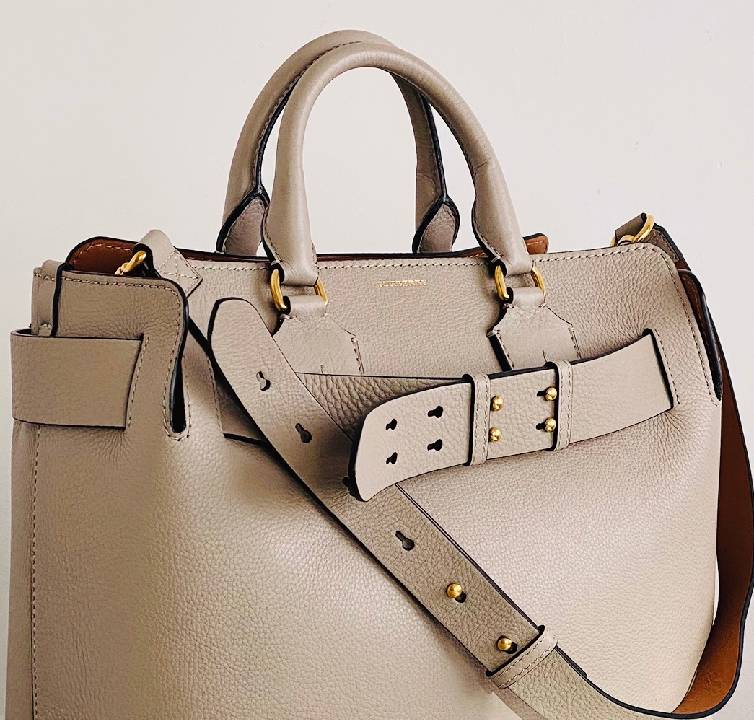 Foto de uma das bolsas clássicas da burberry que valem a pena investir em 2026.