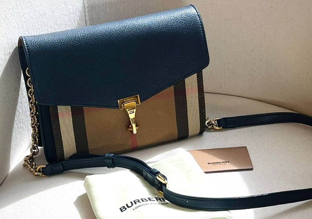 Foto de bolsa crossbody da burberry atemporal que vale o investimento.