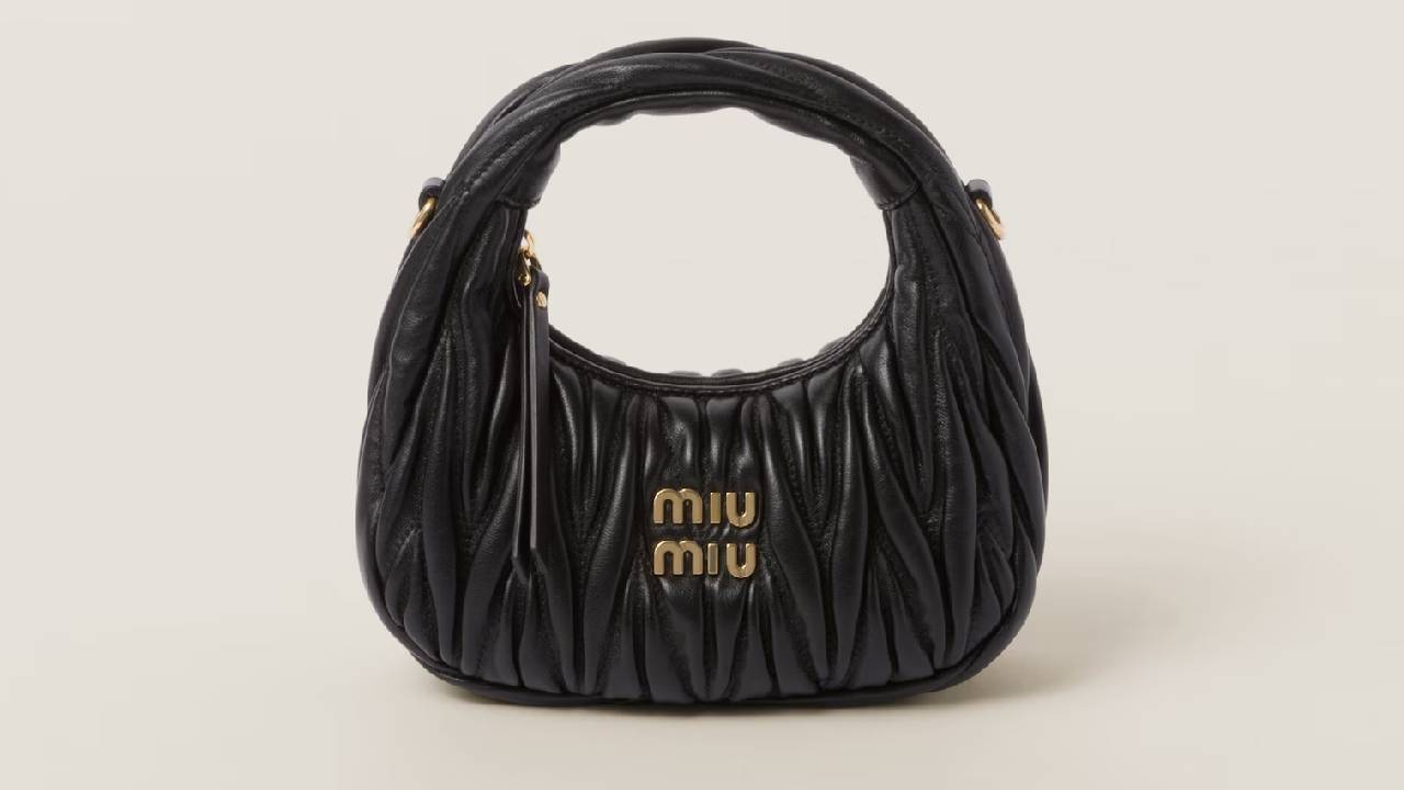 Detalhe do couro matelassé característico das bolsas Miu Miu com acabamento acolchoado.