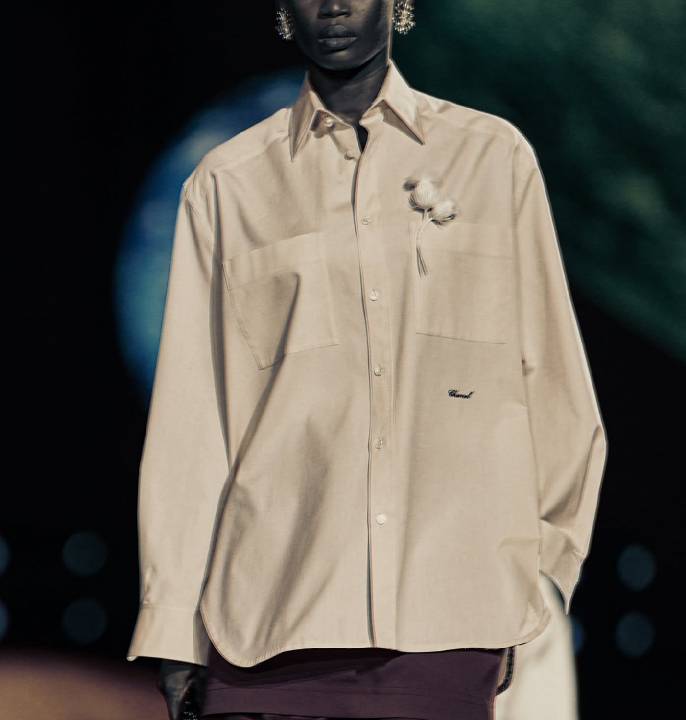 Camisa de botões no desfile da chanel por matthieu blazy.