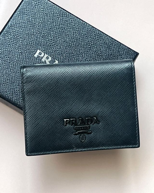 Carteira Prada. Clique na imagem e confira mais modelos!