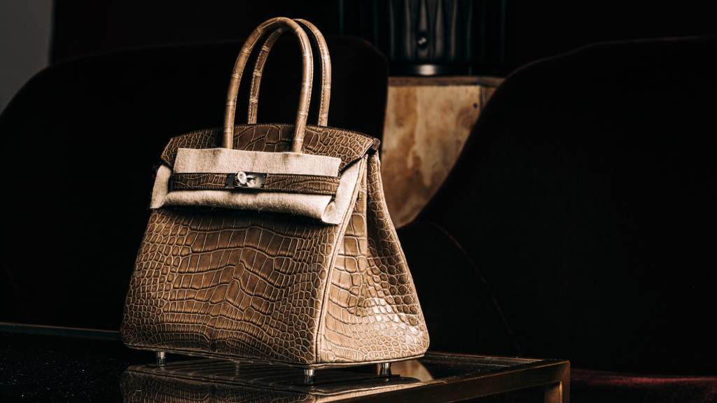 bolsa birkin no atelier de alta-costura da Hermès.