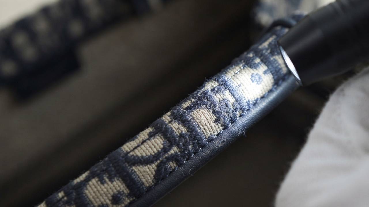 Análise da alça da Dior Book Tote para verificar a autenticidade.