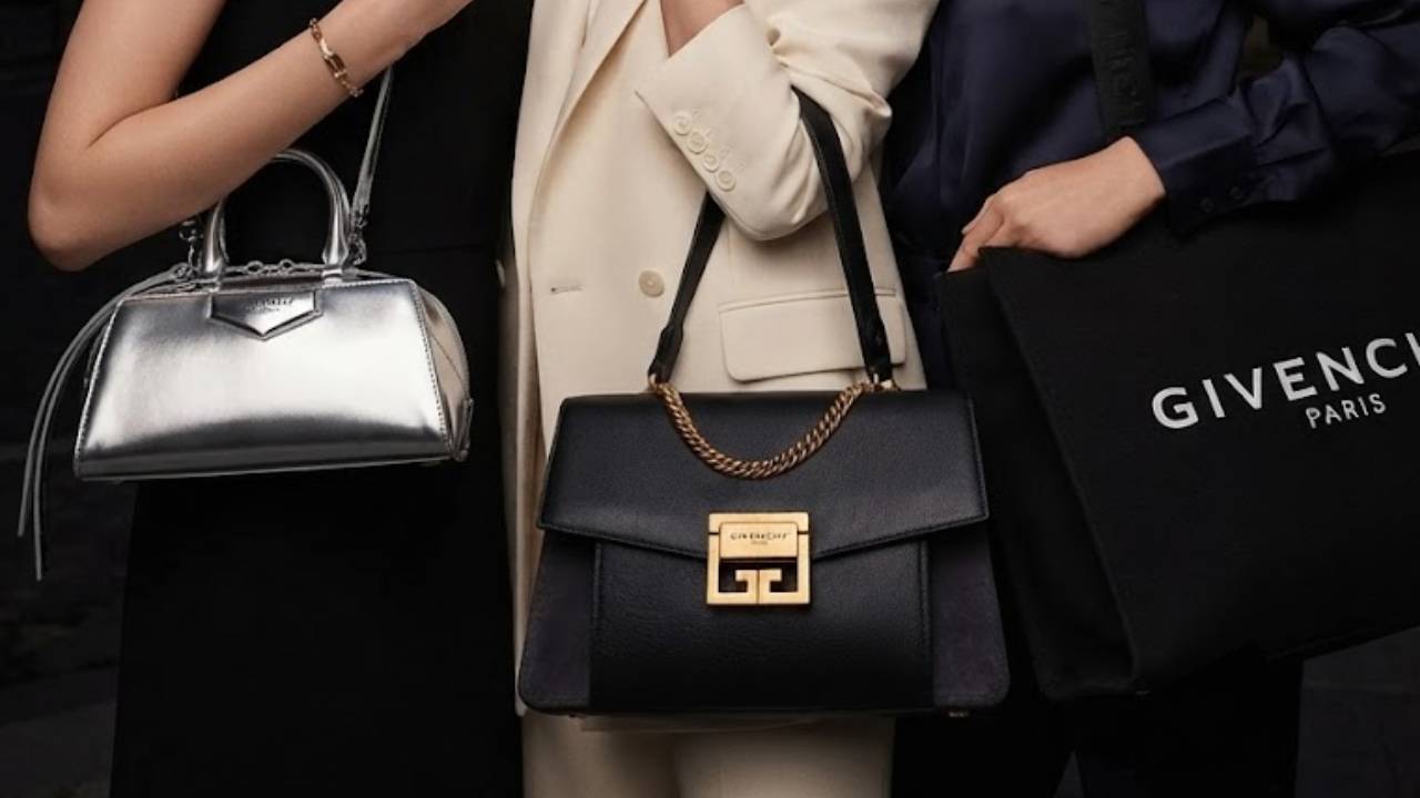 Mulheres carregando bolsas de sucesso Givenchy que continuam em alta em 2026