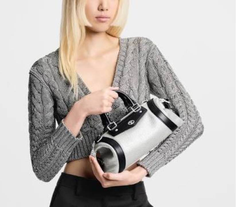 Modelo segurando a bolsa louis vuitton biker tamanho nano.