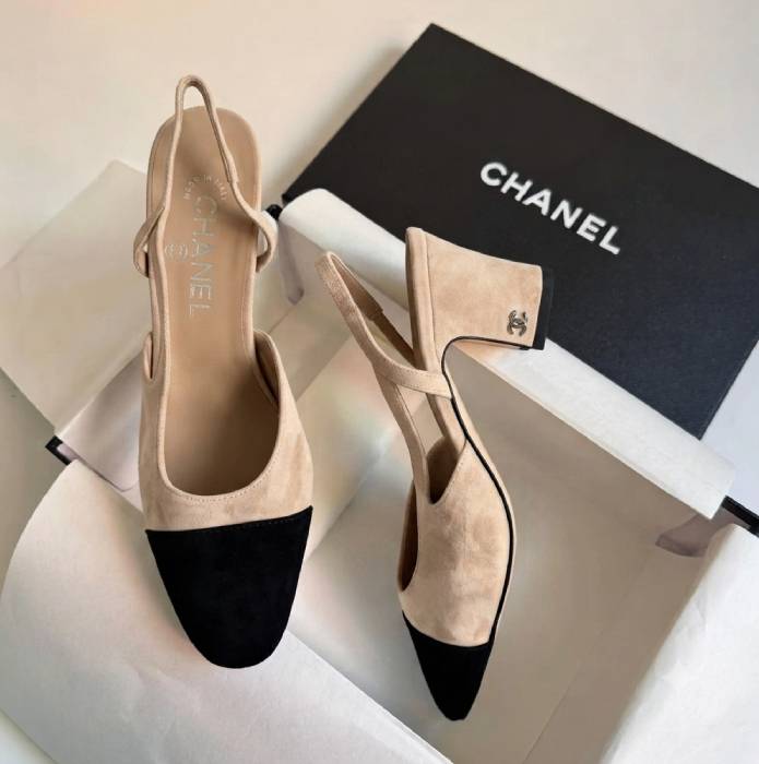 clássico sapato bicolor chanel slingback com salto de 7cm camurça e couro.