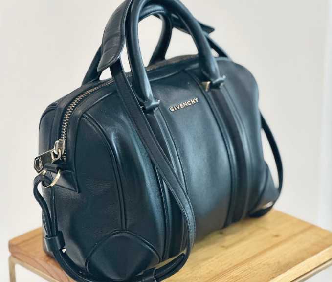 uma das bolsas icônicas da givenchy seminova na super sale mês namorados etiqueta única.