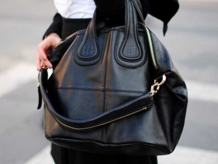 Bolsa famosa da givenchy em um look fashionista.