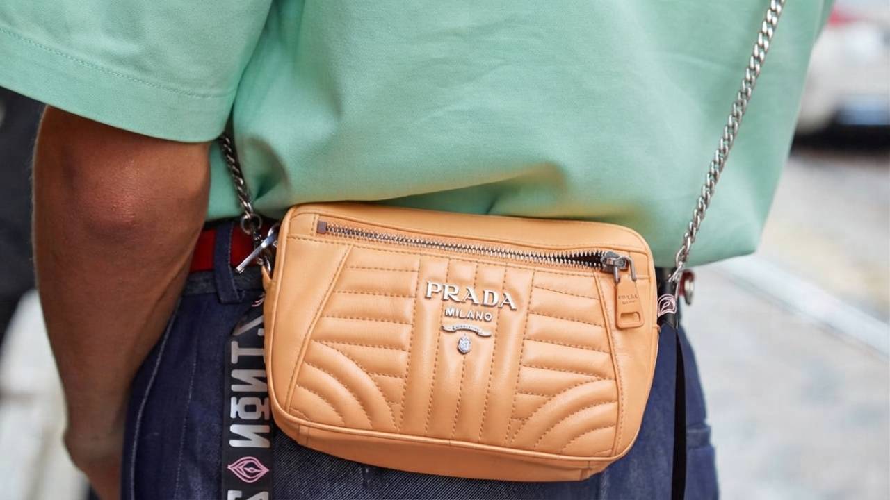 Foto de uma das bolsas de luxo acessíveis por menos de R$ 4.000 modelo da Prada.