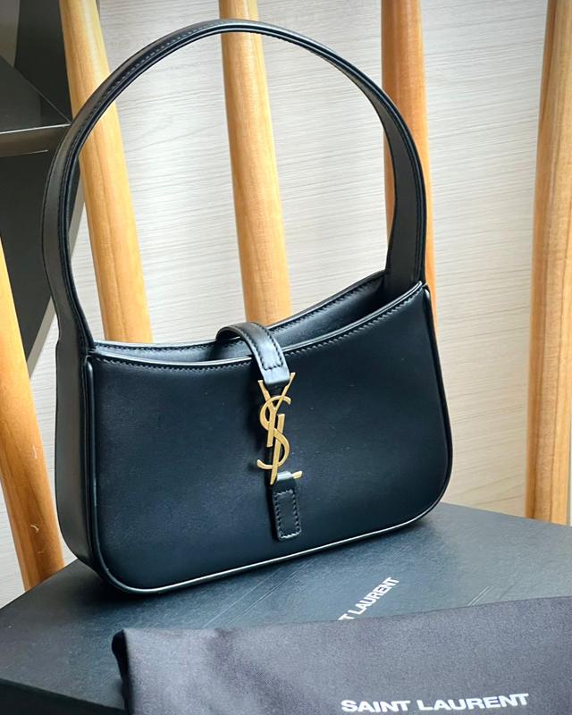 Bolsa Yves Saint Laurent Le 5 a 7.
