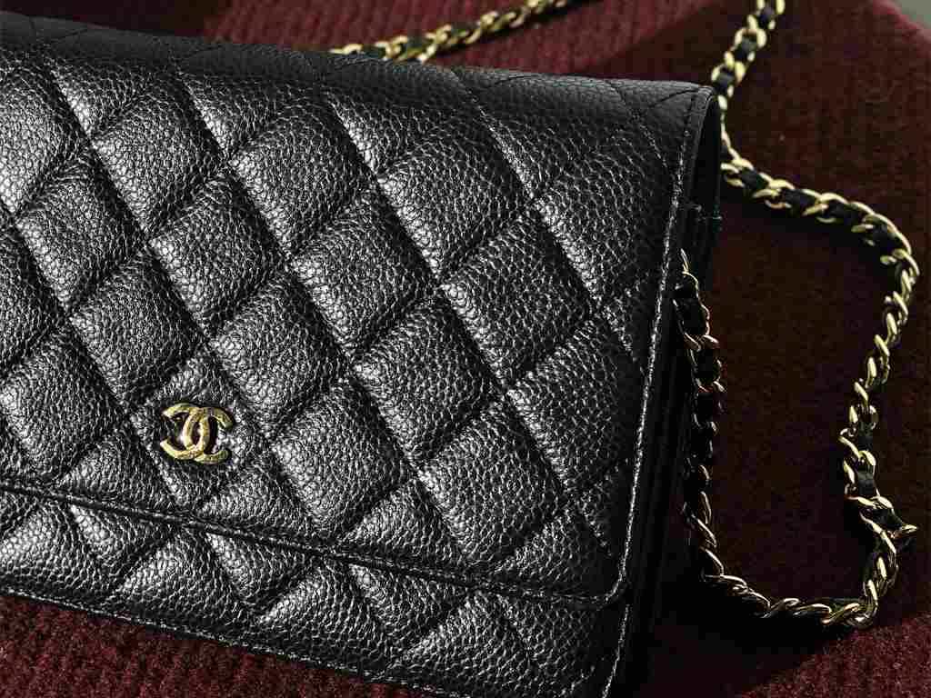 Bolsa Chanel Woc em couro caviar.
