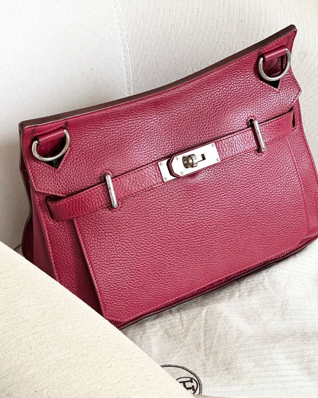 Bolsa de luxo de alça tiracolo de couro larga da Hermès.