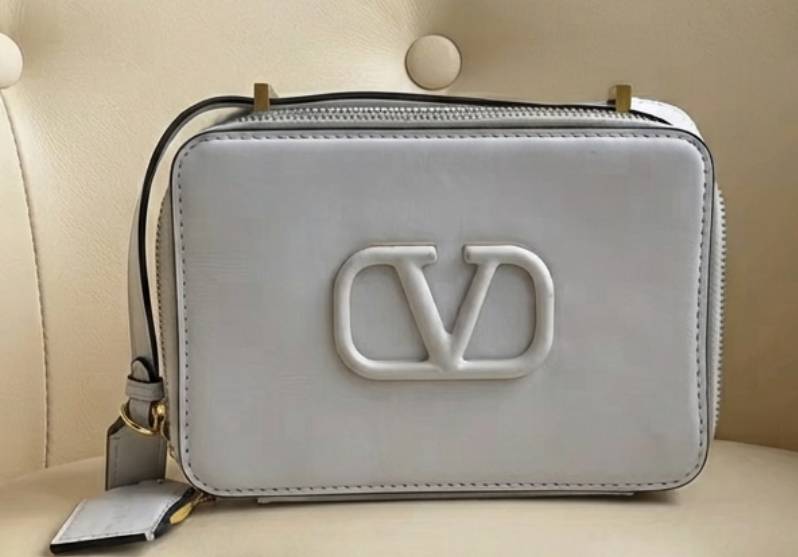 Foto de bolsa valentino em formato camera.