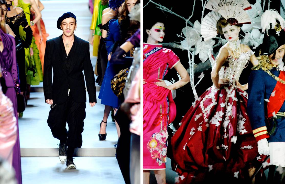 O estilista john galliano ao lado de suas criações para Dior.