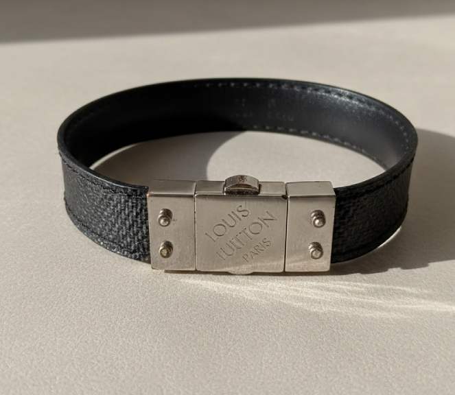 Pulseira Louis Vuitton couro .
