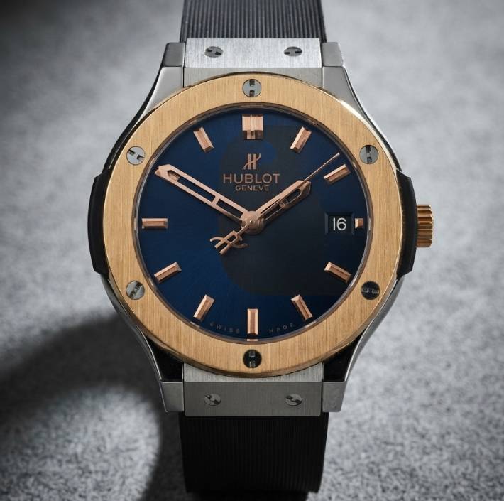 Foto de um modelo masculino de alta relojoaria no mercado seminovo, modelo Hublot Fusion 38mm Quartzo Preto.