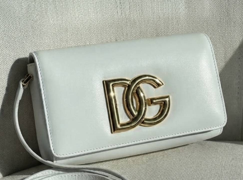 Foto de bolsa de luxo em couro da Dolce & Gabbana na Semana do Cliente 2026.