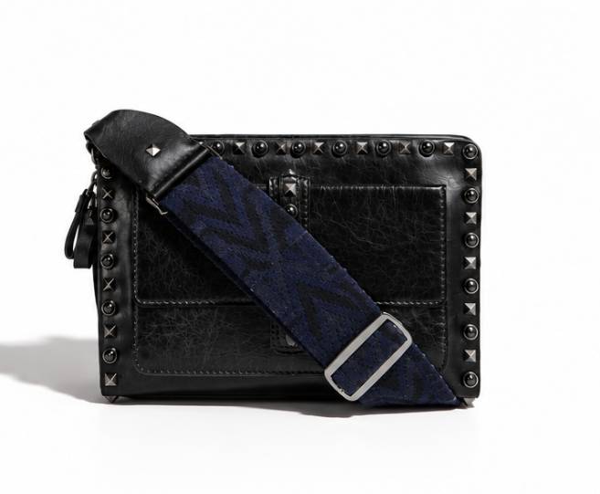 Foto de Bolsa Valentino Small Guitar Strap Rockstud seminova na Semana do Cliente.