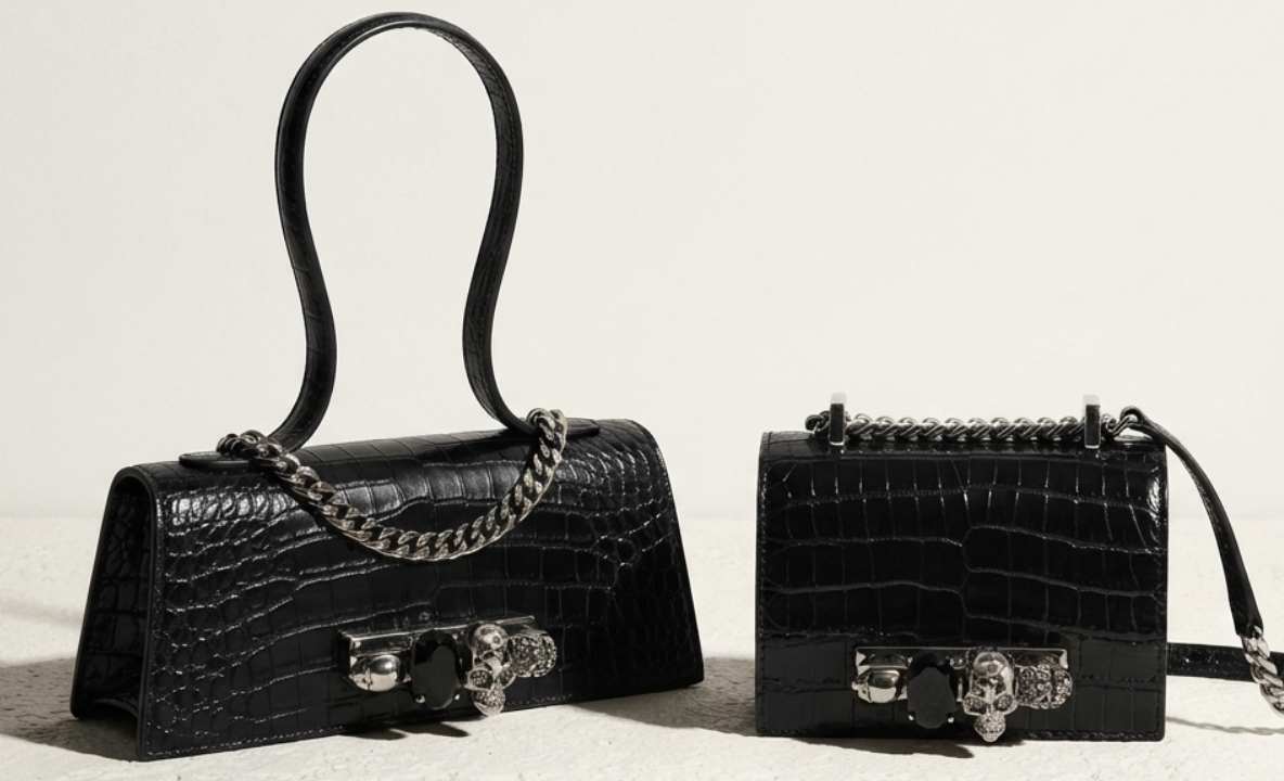 Foto com duas bolsas McQueen, modelo Jewelled Satchel.