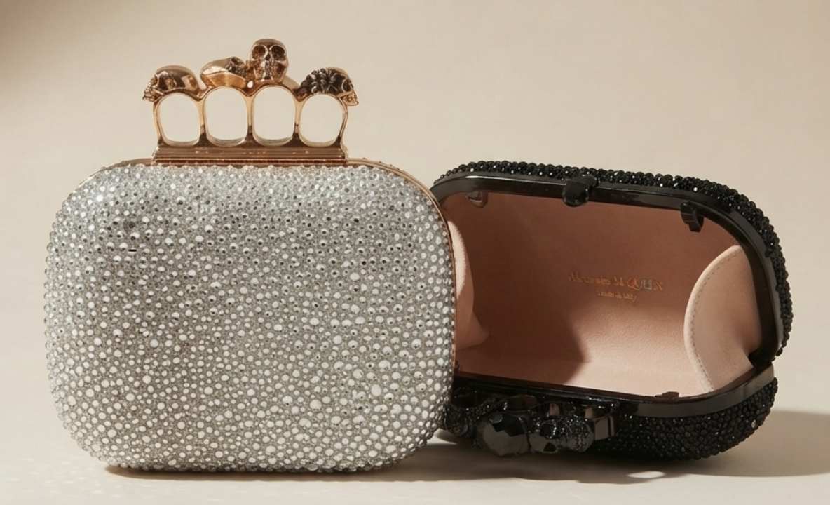 Foto de bolsas McQueen icônicas: clutch com soco inglês e caveiras.