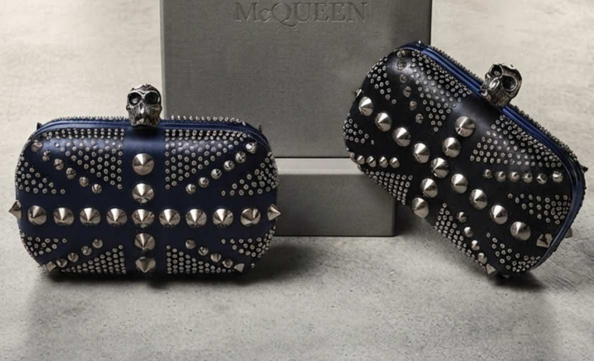 Foto de bolsas McQueen icônicas: clutch skull.