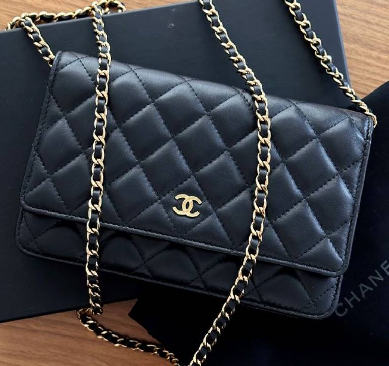 Foto de um dos modelos de bolsas de luxo de entrada da Chanel: Wallet On Chain.