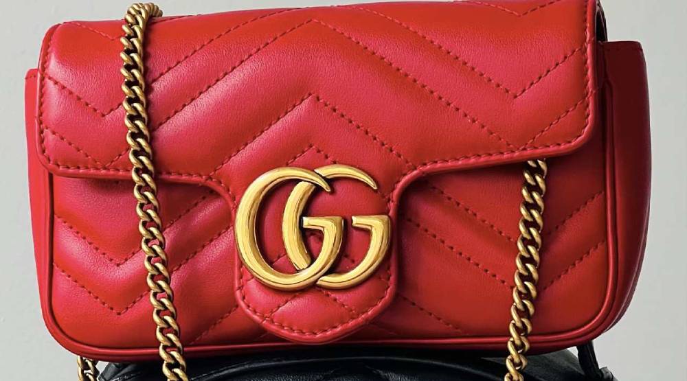 Foto de uma das bolsas de luxo de entrada da Gucci, modelo Gg Marmont Mini.