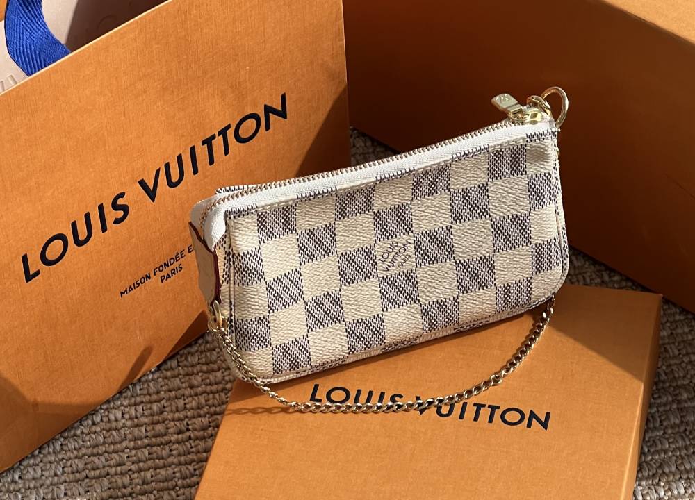 Foto de um dos modelos de bolsas de luxo de entrada da Louis Vuitton: Pochette.