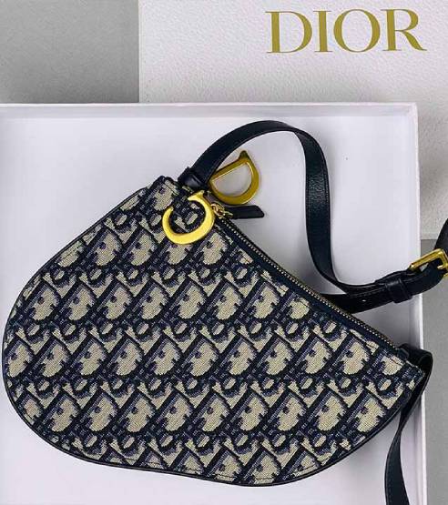 Foto de uma das bolsas de entrada da Dior, modelo Saddle.