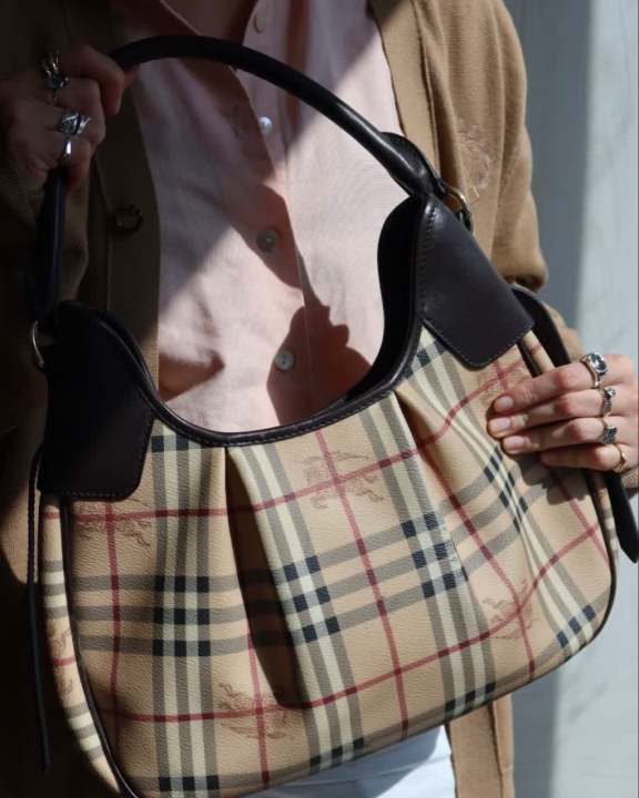 Foto de uma das bolsas de luxo pre-loved no etiqueta unica: modelo Burberry Willenmore Haymarket Check.