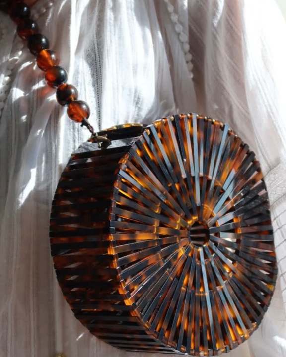 Foto de uma das bolsas de luxo pre-loved da Cult Gaia no Etiqueta Única.