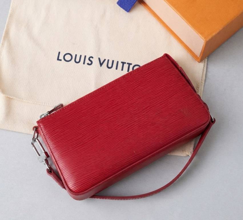 Foto de bolsa louis vuitton em couro granulado sem estampa.