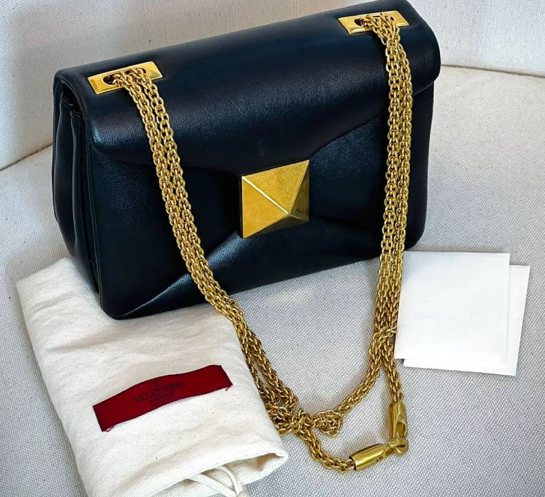 Foto de bolsa Valentino seminova original que continua must have em 2026, modelo One Stud.