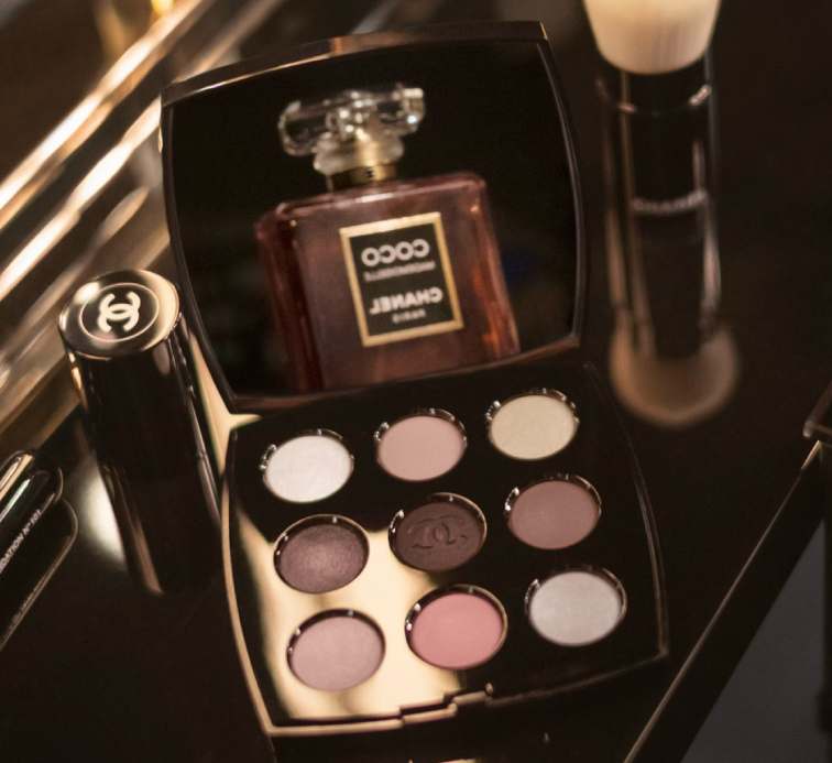 Foto de produtos de beleza e maquiage da Chanel, paleta de sombra, batom e perfume Coco Chanel.