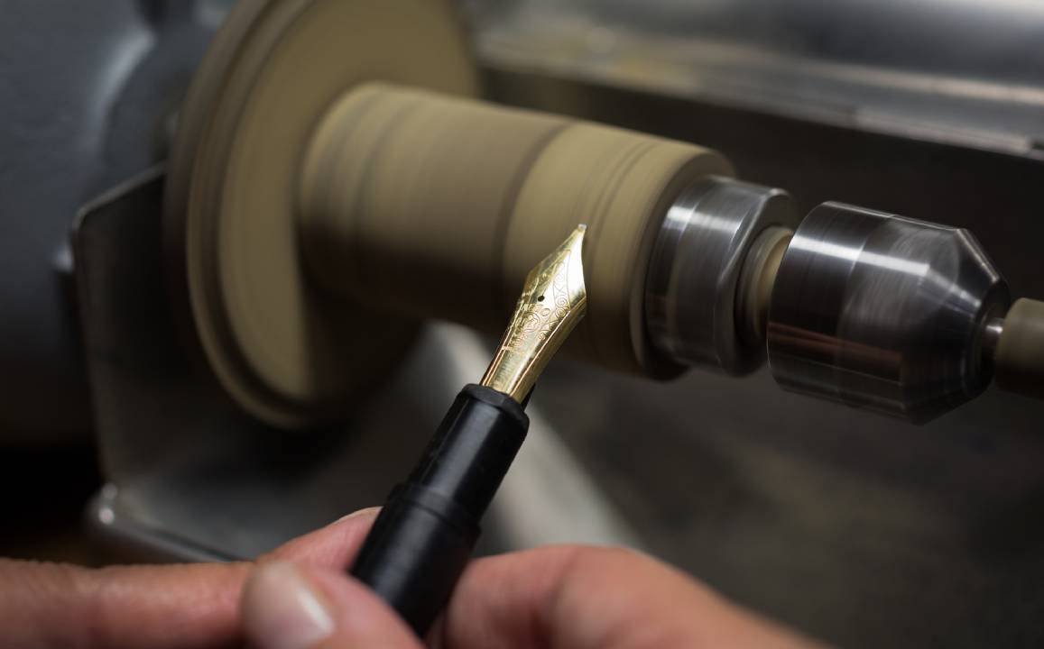 Foto do processo e etapas da fabricação de uma caneta da Montblanc.