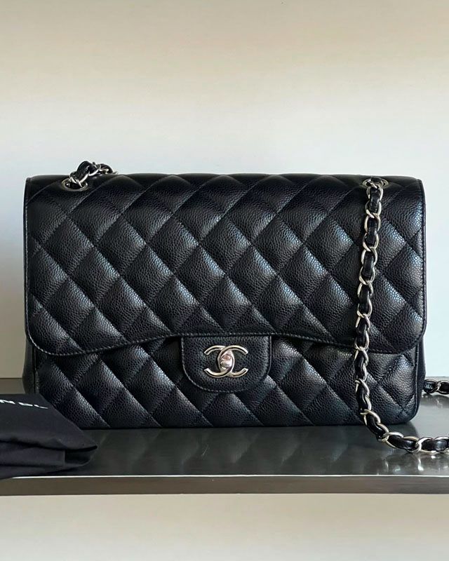 Foto de bolsa chanel seminova em excelente estado de conservação no mercado second hand de luxo, modelo Flap em couro caviar.
