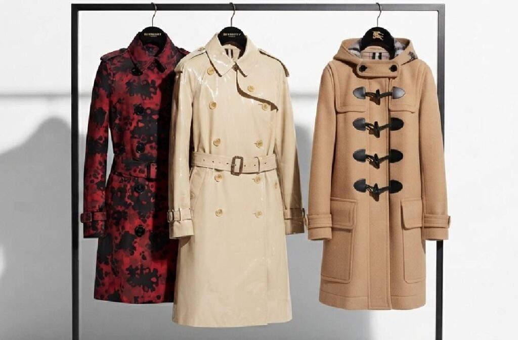 Trench coats Burberry originais seminovos no etiqueta única.
