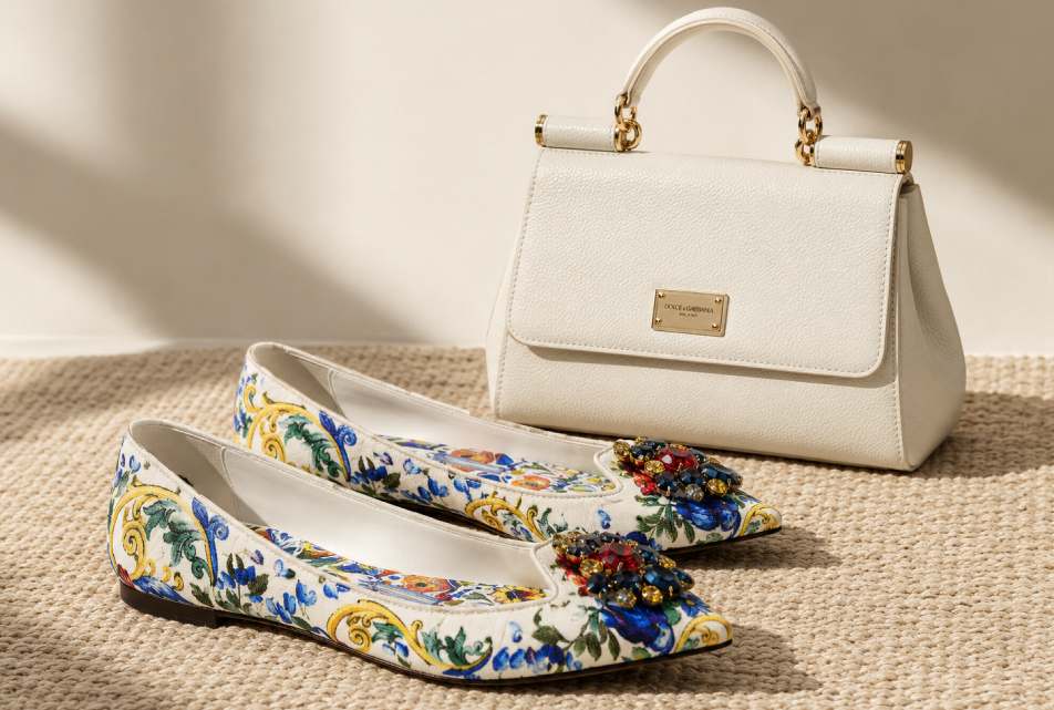 Foto de um dos sapatos de luxo seminovos em alta na temporada 2026: sapatilha dolce & Gabbana estampada.
