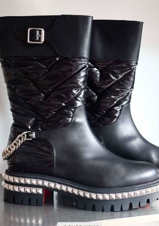 Foto de um dos sapatos de luxo seminovos no etiqueta única: botas chirstian louboutin.