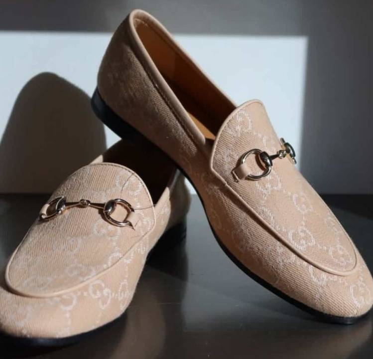 Foto de um dos sapatos de luxo seminovos da Gucci: loafer horsebit.