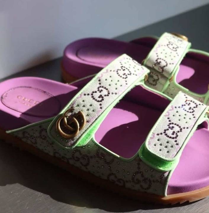 Foto de sandália papete da Gucci seminova no etiqueta única.